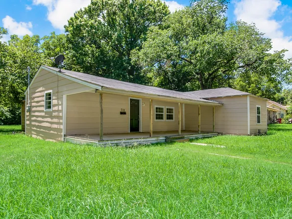 718 E 12th St, Bonham, TX 75418