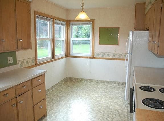 Kitchen & Eat In Area