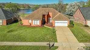 3 bed, 2.5 bath, 2409 sqft, $2,000 — Photo 2