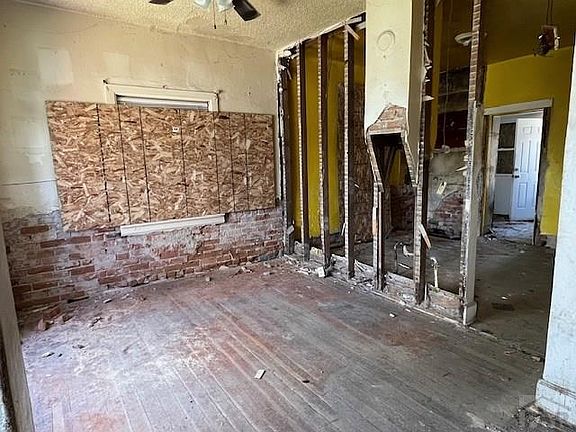 3rd image of 1003 E Orman Ave