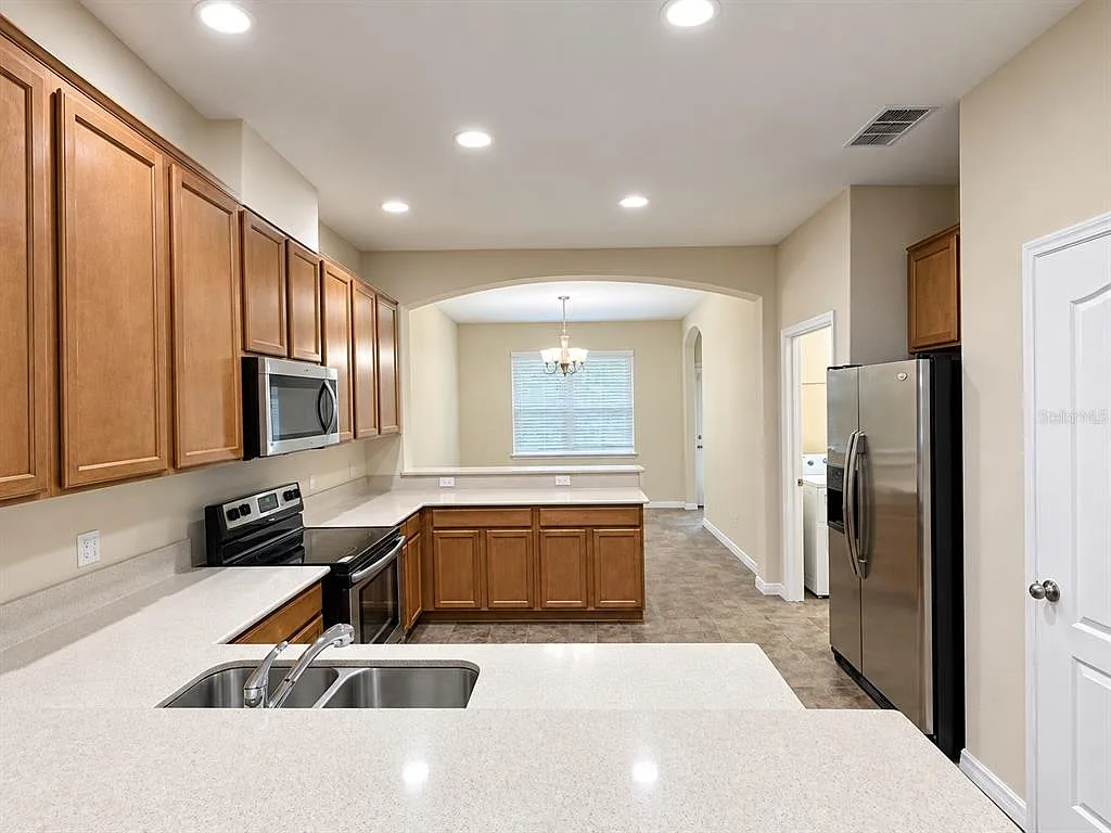 3 bed, 2.5 bath, 1363 sqft, $2,400 — Photo 4