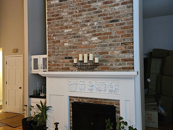 Family Room 2 of 5