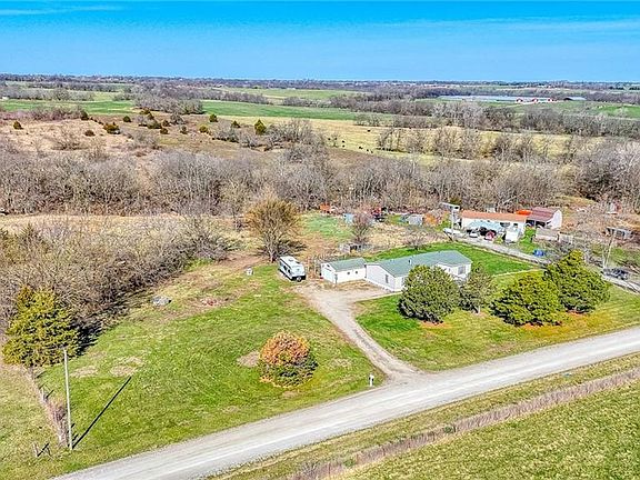 4th image of 914 NE 121st Rd