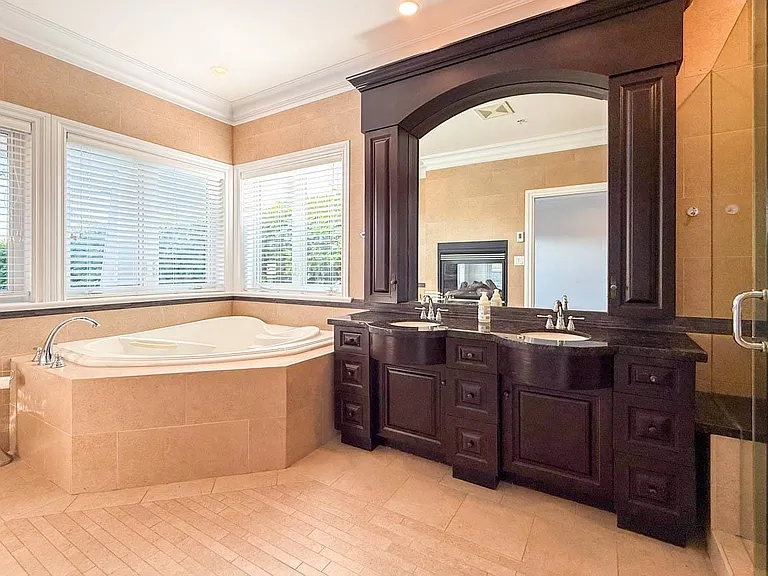2307 Marine Dr — Photo 28