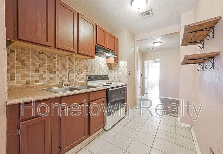 1605 NW 29th St — Photo 8