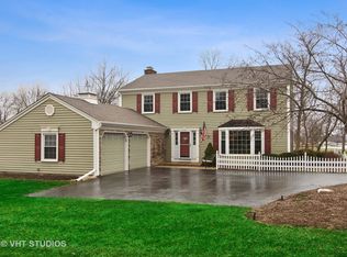 19 Rivers Bend Dr, Lake Barrington, IL 60010