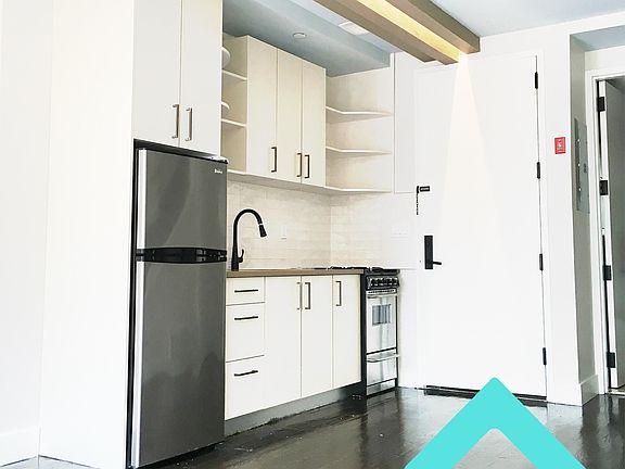 4th image of 854 Greene Ave #2AFL