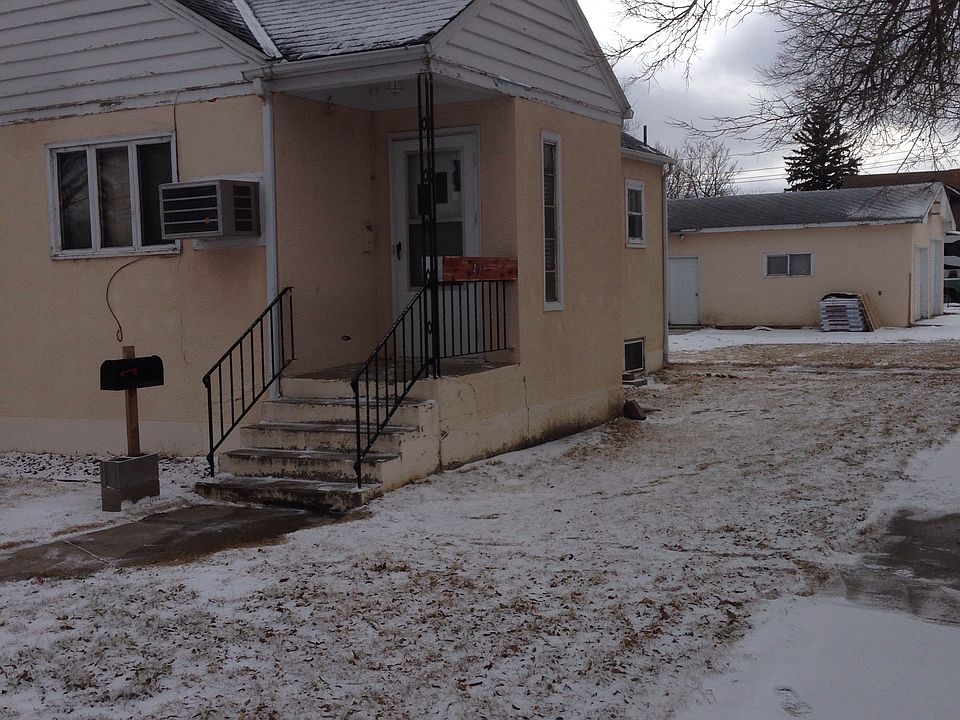 2nd image of 401 3rd St NE