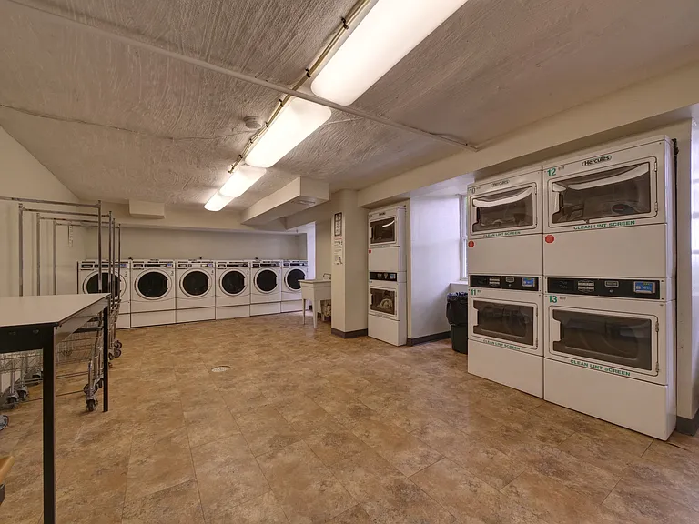 Windsor Apartments — Photo 18