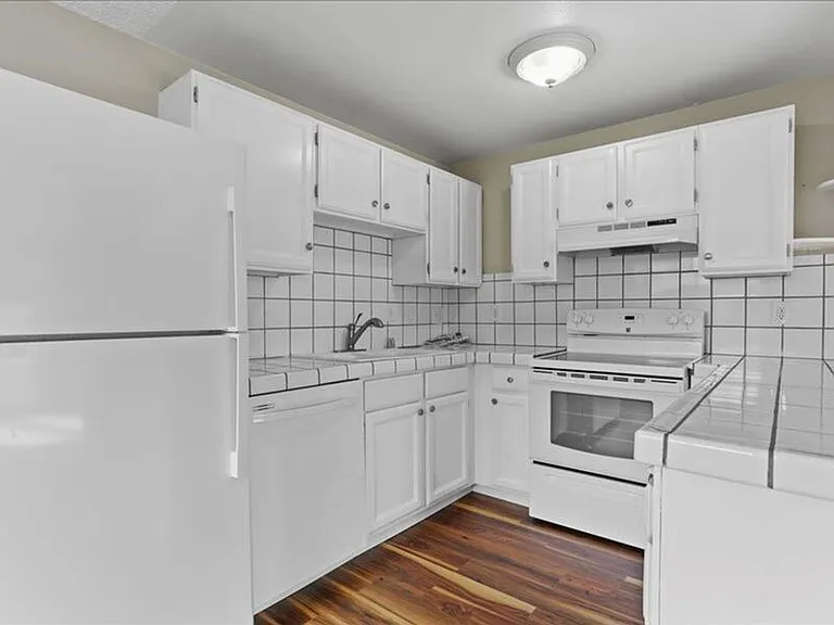 526 S 40th Ave #D209 — Photo 6