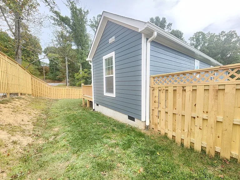 1128 Blueview Dr — Photo 24