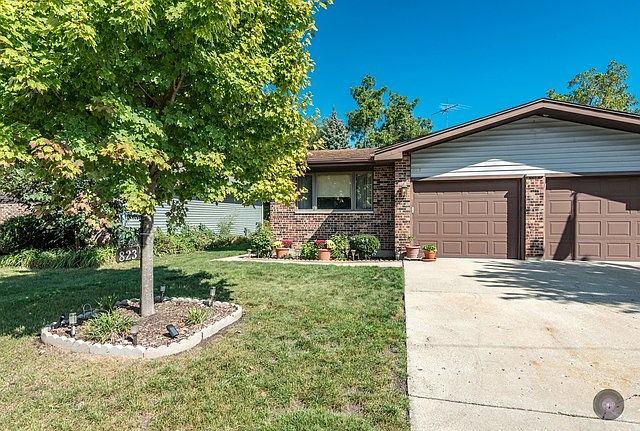 1st image of 823 Horseshoe Dr