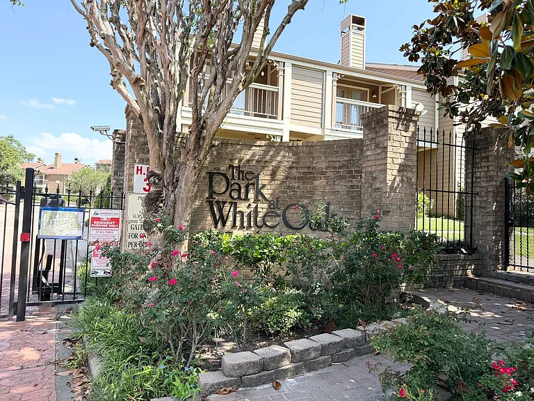1860 White Oak Dr #376 — Photo 1