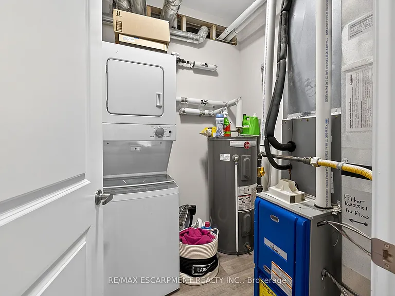 261 King St E #302 — Photo 31