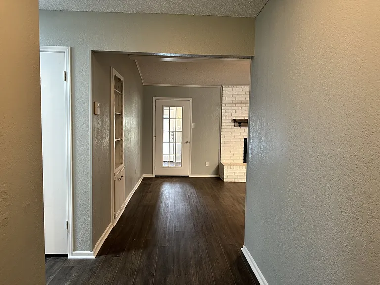 140 Towne West Dr — Photo 7