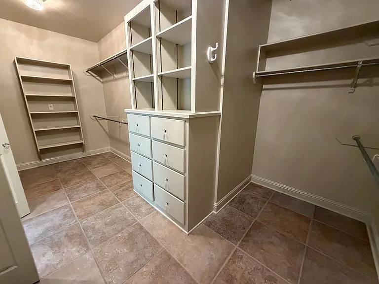 1073 Waters Edge Cir — Photo 15