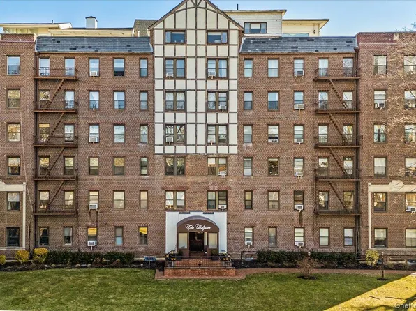 37 Brompton Road #6D, Great Neck, NY 11021