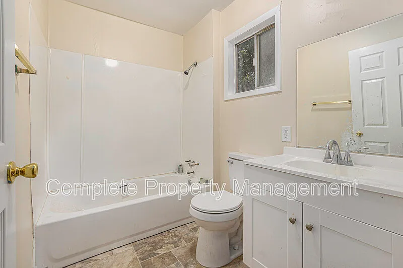 3 bed, 1.0 bath, 1418 sqft, $1,100 — Photo 3