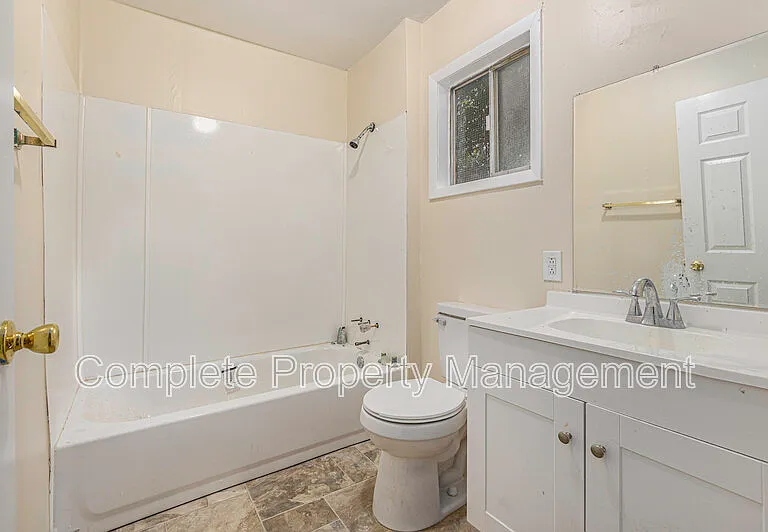 18 Center St — Photo 3