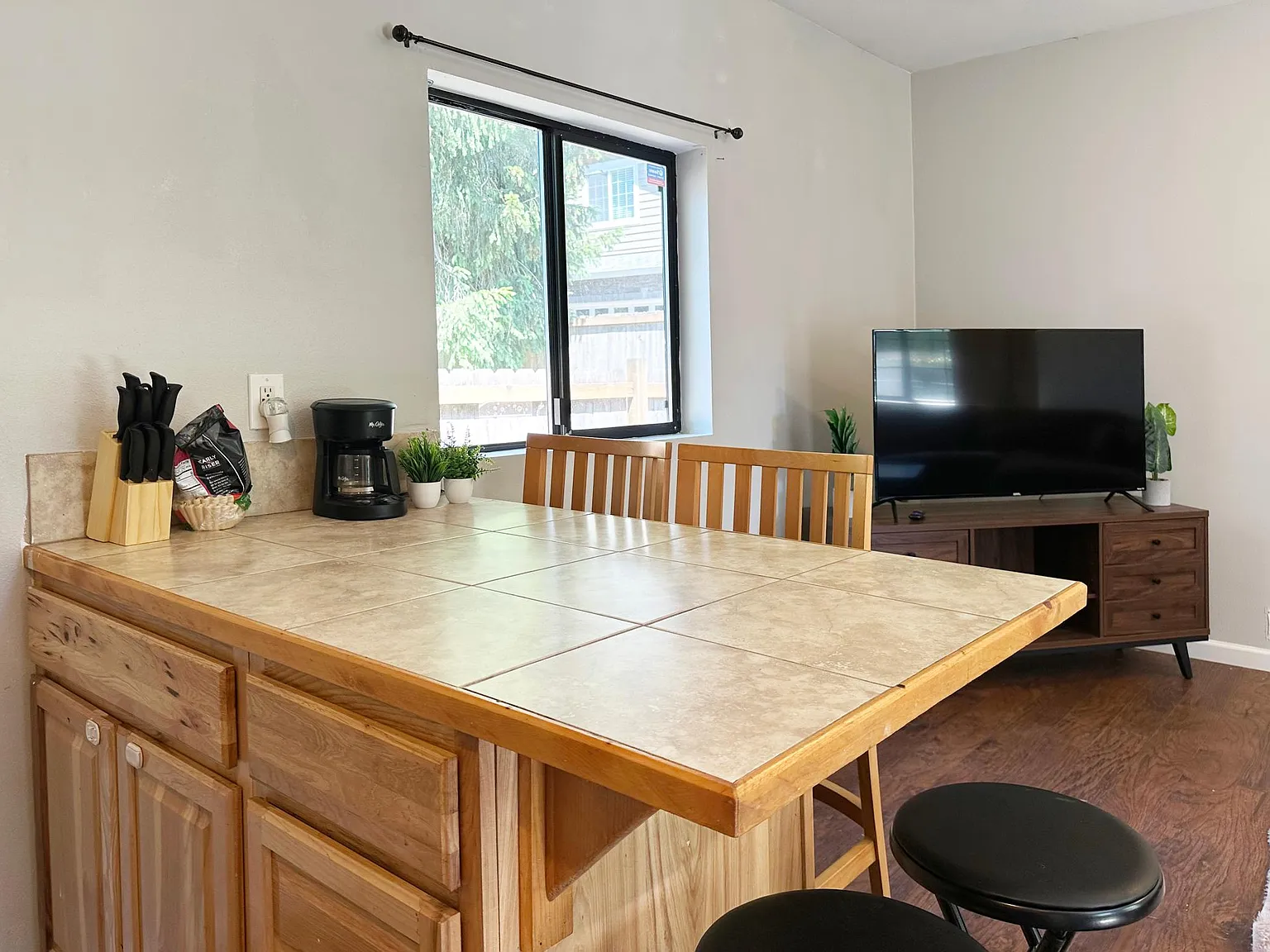 2 bed, 1000 sqft, $2,400 — Photo 4