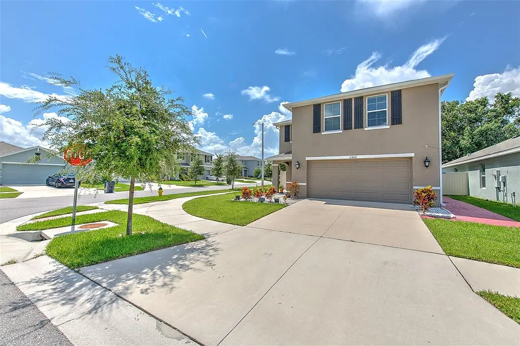 4 bed, 2.5 bath, 2328 sqft, $2,500 — Photo 2