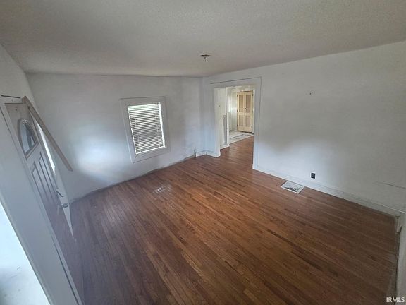 4th image of 801 Wilkinson St