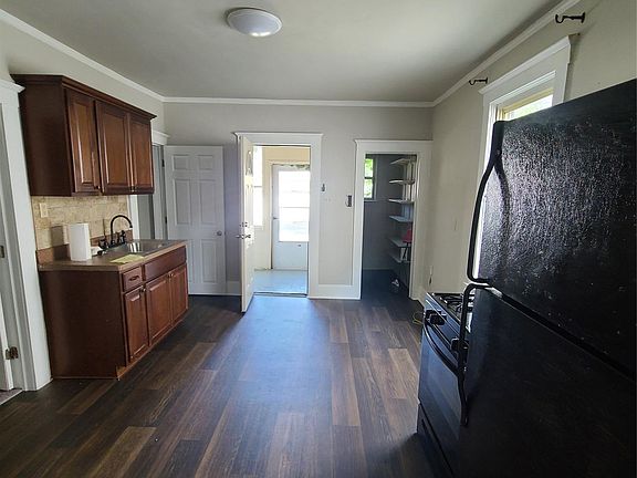 4th image of 3387 Comstock St