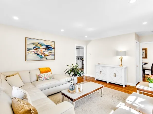 18 Mayflower Rd, Northborough, MA 01532