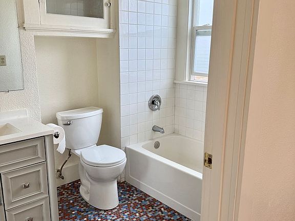 5th image of 608 SE Tacoma St #6