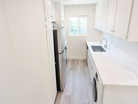 5th image of 13160 Victory Blvd #7