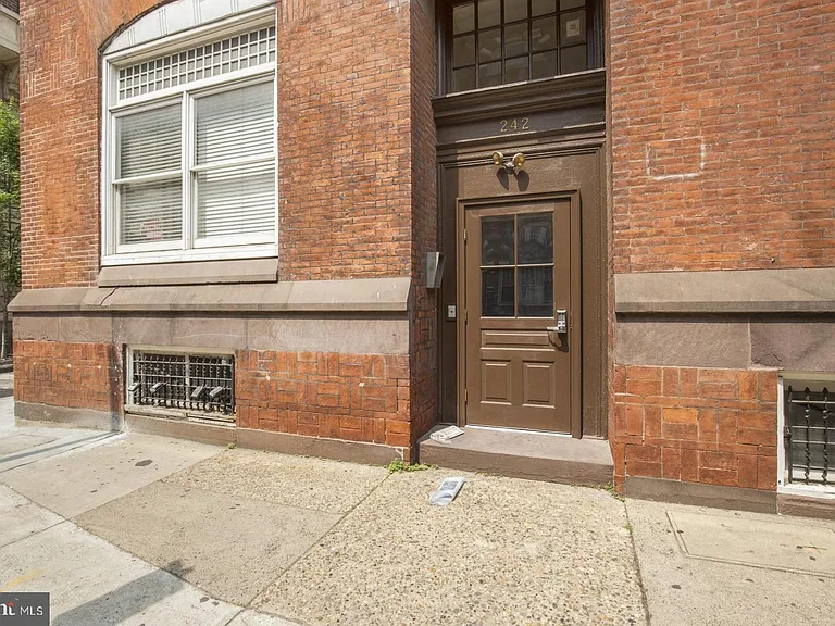 242 S 13th St #A — Photo 14