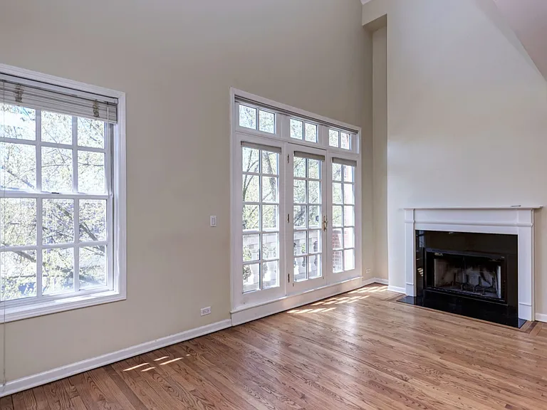 3748 N Clifton Ave — Photo 2
