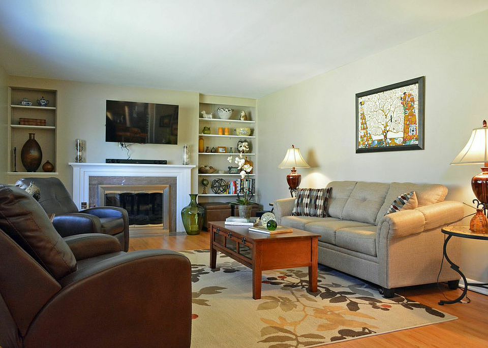 Living room w/fireplace
