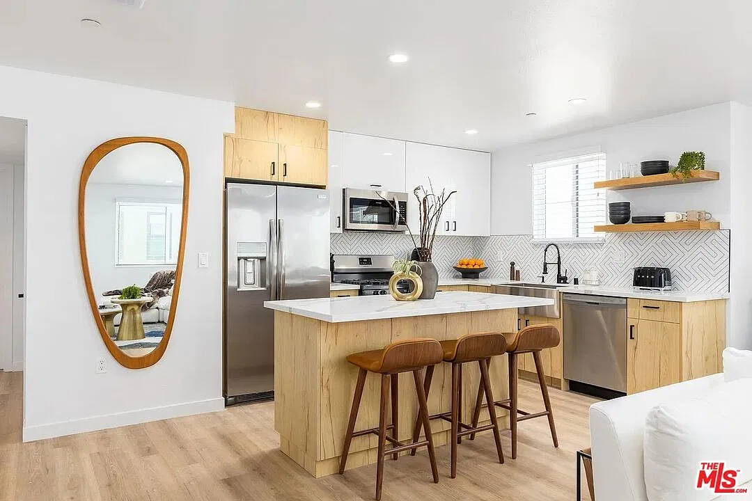 3 bed, 2.0 bath, 1310 sqft, $4,150 — Photo 3