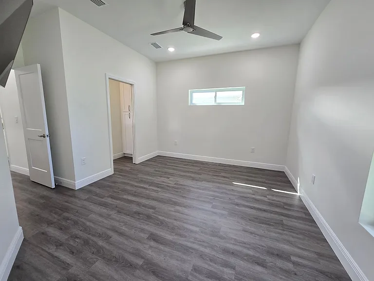 4966 Andrew Ave — Photo 10