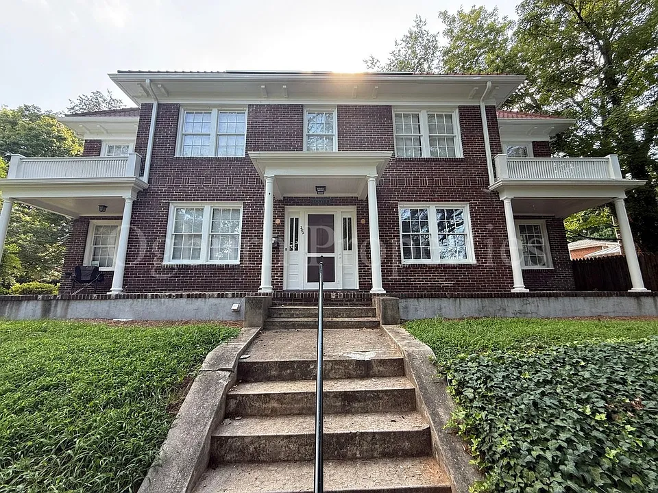 202 N Hawthorne Rd