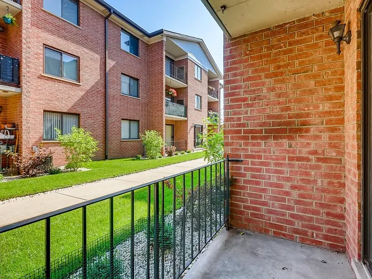 8428 W Catalpa Ave #301 — Photo 4