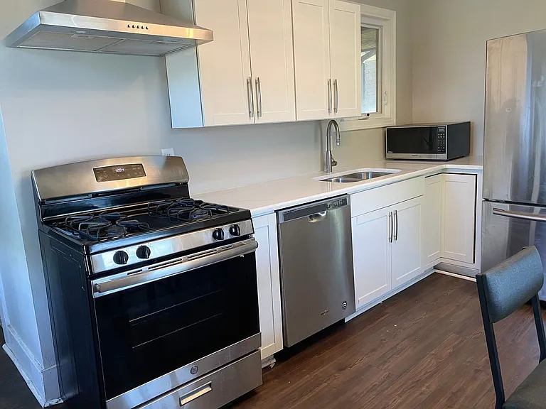 609 E State St — Photo 118