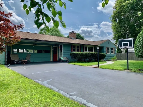 10 Stone Ridge Ln, Greenfield, MA 01301