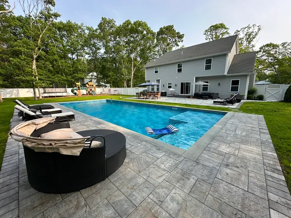 https://photos.zillowstatic.com/fp/1c7f5998b181eafb683f356b85495cf1-p_e.webp