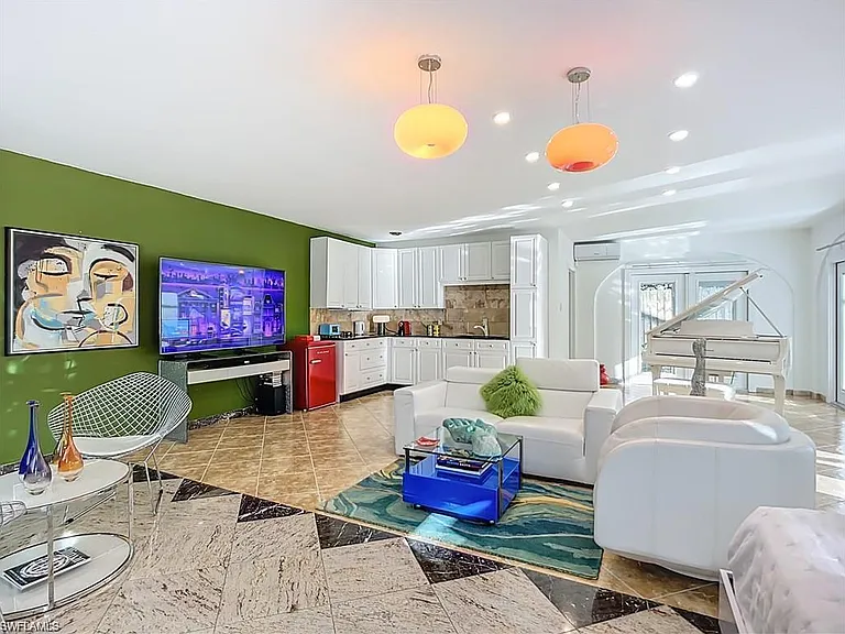 10242 Vanderbilt Dr — Photo 3