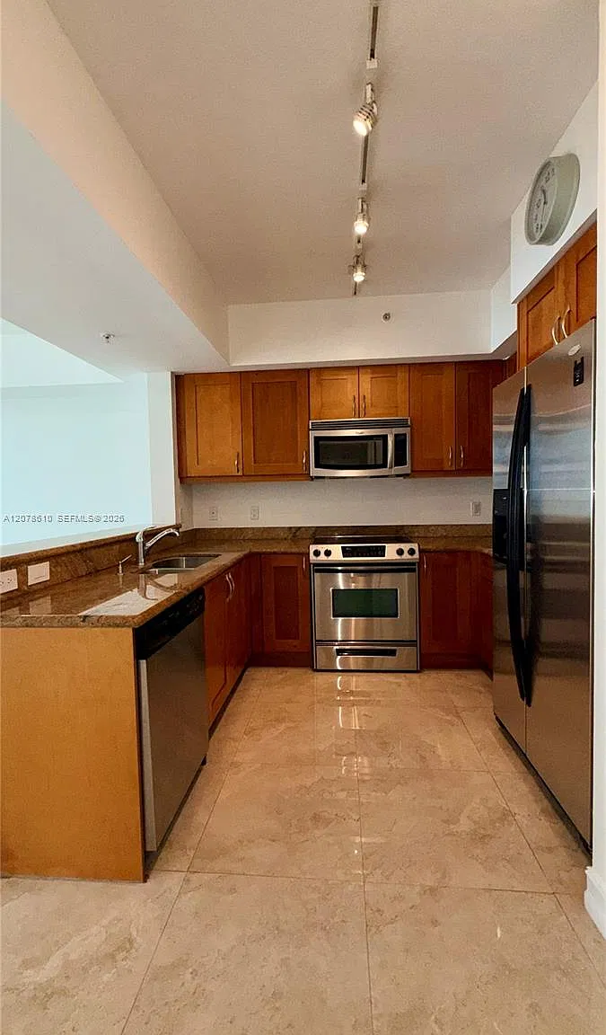 Duo Condominium East — Photo 3