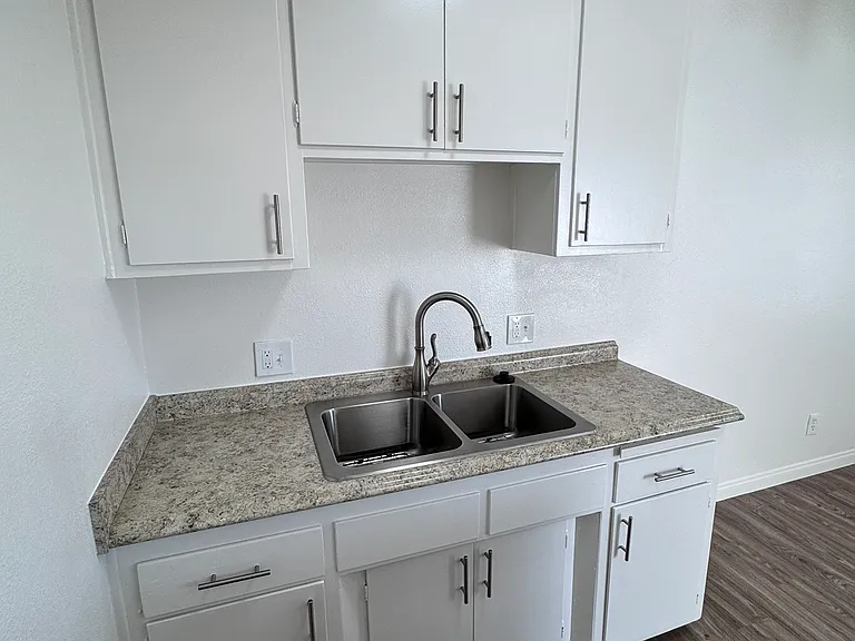 16251 Woodruff Ave — Photo 21