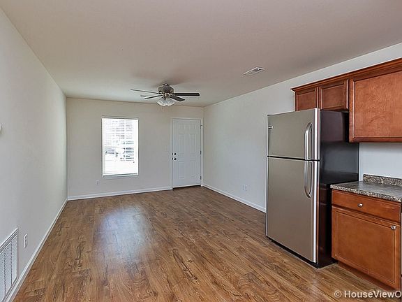 5th image of 194 Lotus Dr APT 1