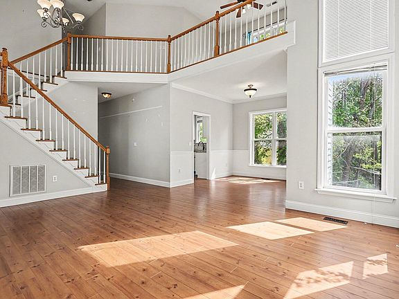 4th image of 710 Midsummer Ln