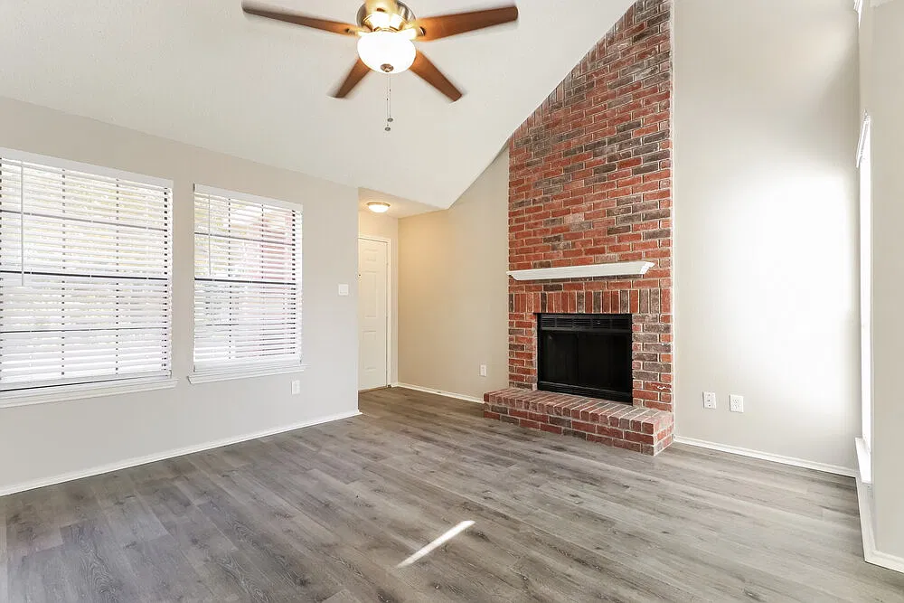 3 bed, 2.0 bath, 1382 sqft, $2,330 — Photo 4