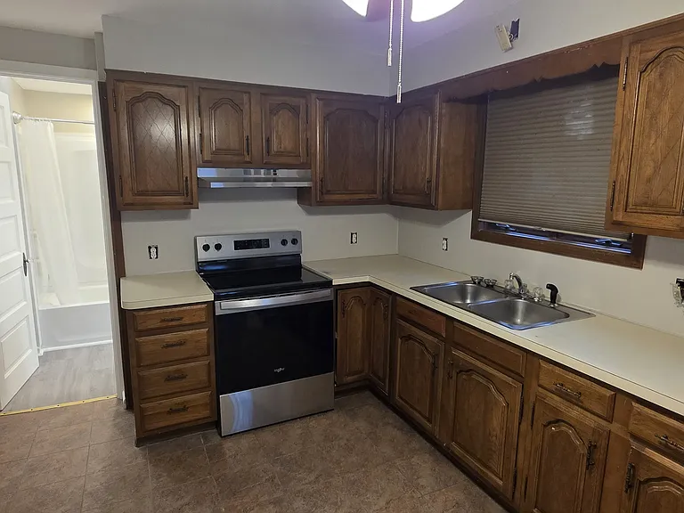 1225 W Osborne St — Photo 29
