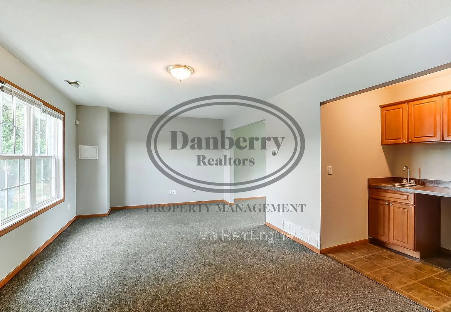 6 bed, 3.0 bath, 2500 sqft, $1,800 — Photo 3