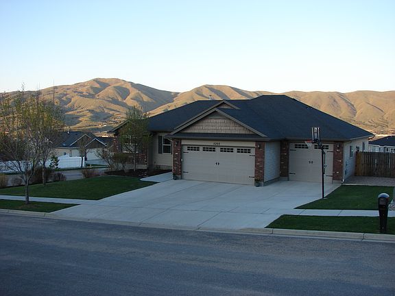 Mountain views on all sides