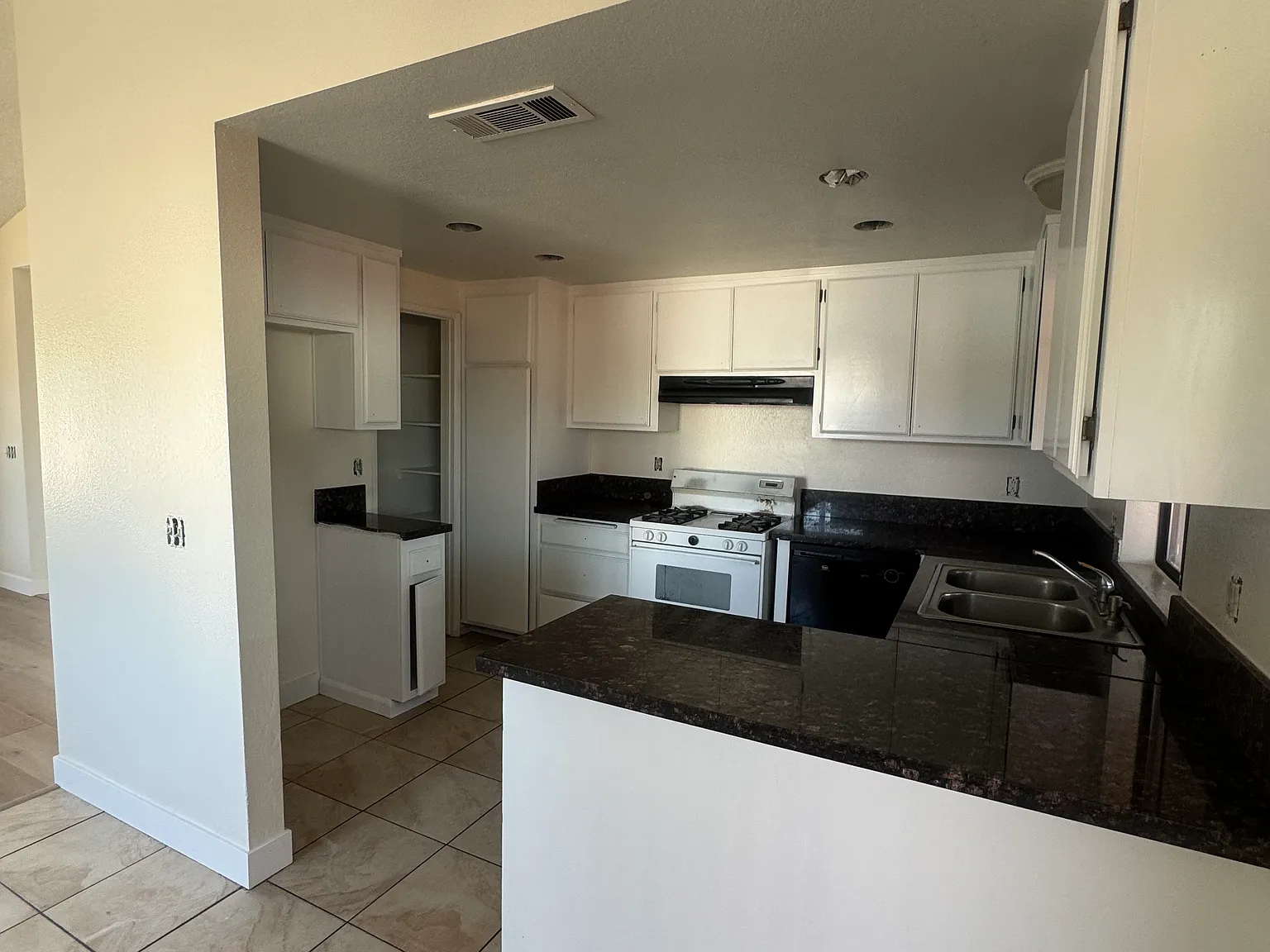 2 bed, 940 sqft, $2,195 — Photo 1